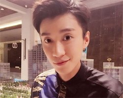 乔任梁发型图片 花轮头西装头还民国风