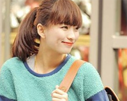 招桃花发型图片 披肩波浪长卷发够柔美