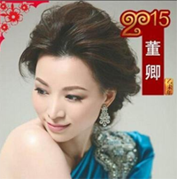 春晚主持人发型图片 盘发搭蓝色裙子很气质