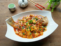 腊月二十五推磨做豆腐 豆腐烧鲈鱼的做法步骤
