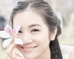 巴掌脸适合什么发型 齐刘海马尾辫中长卷发