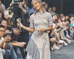 吉克隽逸发型图片 奶奶灰香芋紫配阔腿裤