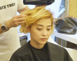梅婷发型图片 黑线妈妈染黄头发