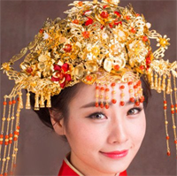 凤冠霞帔古装婚纱照发型 桃心形刘海很好看