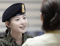 金智媛短发图片散发中性魅力 太阳的后裔女医官