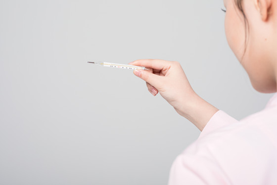 孕妇发烧38度怎么办，能扛吗？会不会烧坏胎儿的脑子？