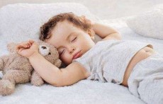 从小养成良好的睡眠规律 对今后的学习生活都非常有益