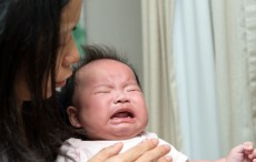 新生儿哭闹的原因和安抚的方法 新手爸妈必看