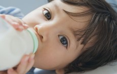 新生儿眼睛能滴母乳吗 母乳不是万能的谣言信不得