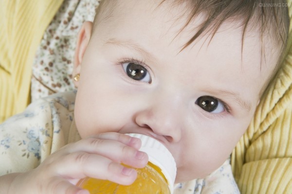 新生儿眼睛能滴母乳吗 母乳不是万能的谣言信不得