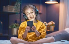 小孩玩游戏上瘾怎么办 教育孩子堵不如疏