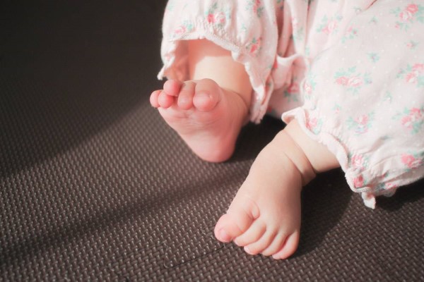 每日育儿知识小分享 孩子总脱袜子怎么办