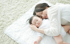 宝宝跟谁睡比较好 妈妈or奶奶看完在做选择