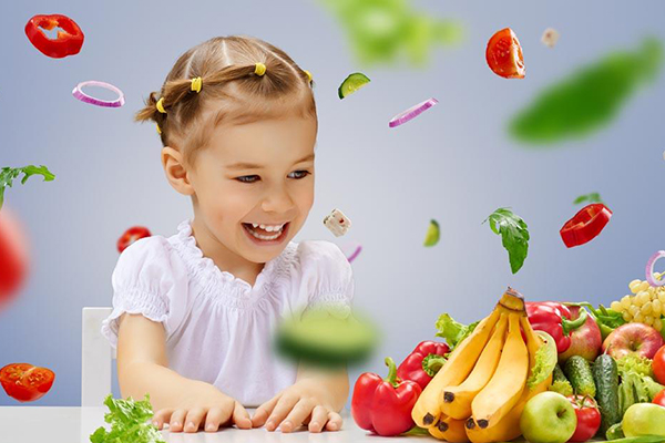 怎么训练宝宝自己吃饭 宝宝学吃饭还要靠这4招