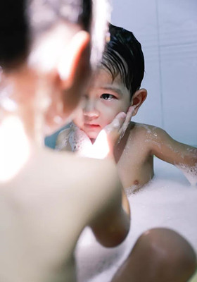 亲姐弟能一起洗澡吗 这组写真影响做少父母？