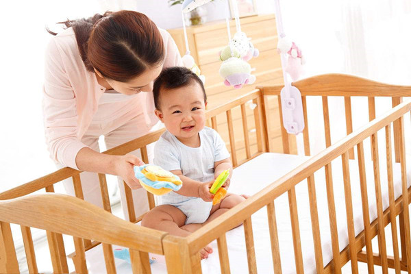 七个半月宝宝不认生不找妈妈 多希望拥有这样的宝宝