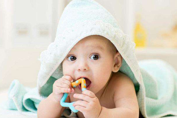 孩子喜欢咬东西怎么办 这4招都用上不怕孩子爱咬东西