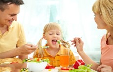 孩子边吃饭边玩的危害 别再追着你家孩子喂饭了