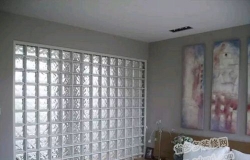 用玻璃砖隔断分出两个空间 通透又美观
