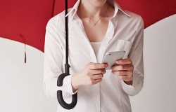 有了这把Phone-brella 下雨天也不会手忙脚乱了