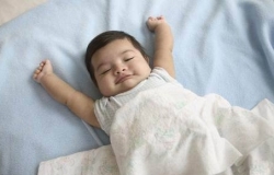 宝宝晚上睡觉踢被子怎么办