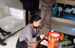 三万现金扔垃圾桶 清洁工捡拾金不昧感动网友