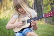 小孩上火流鼻血吃什么 小孩上火流鼻血怎么办