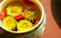 一杯枸杞菊花茶拯救眼睛 枸杞菊花茶能放冰糖吗