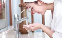 冬天洗脸用什么水好 冬天洗脸用什么水合适